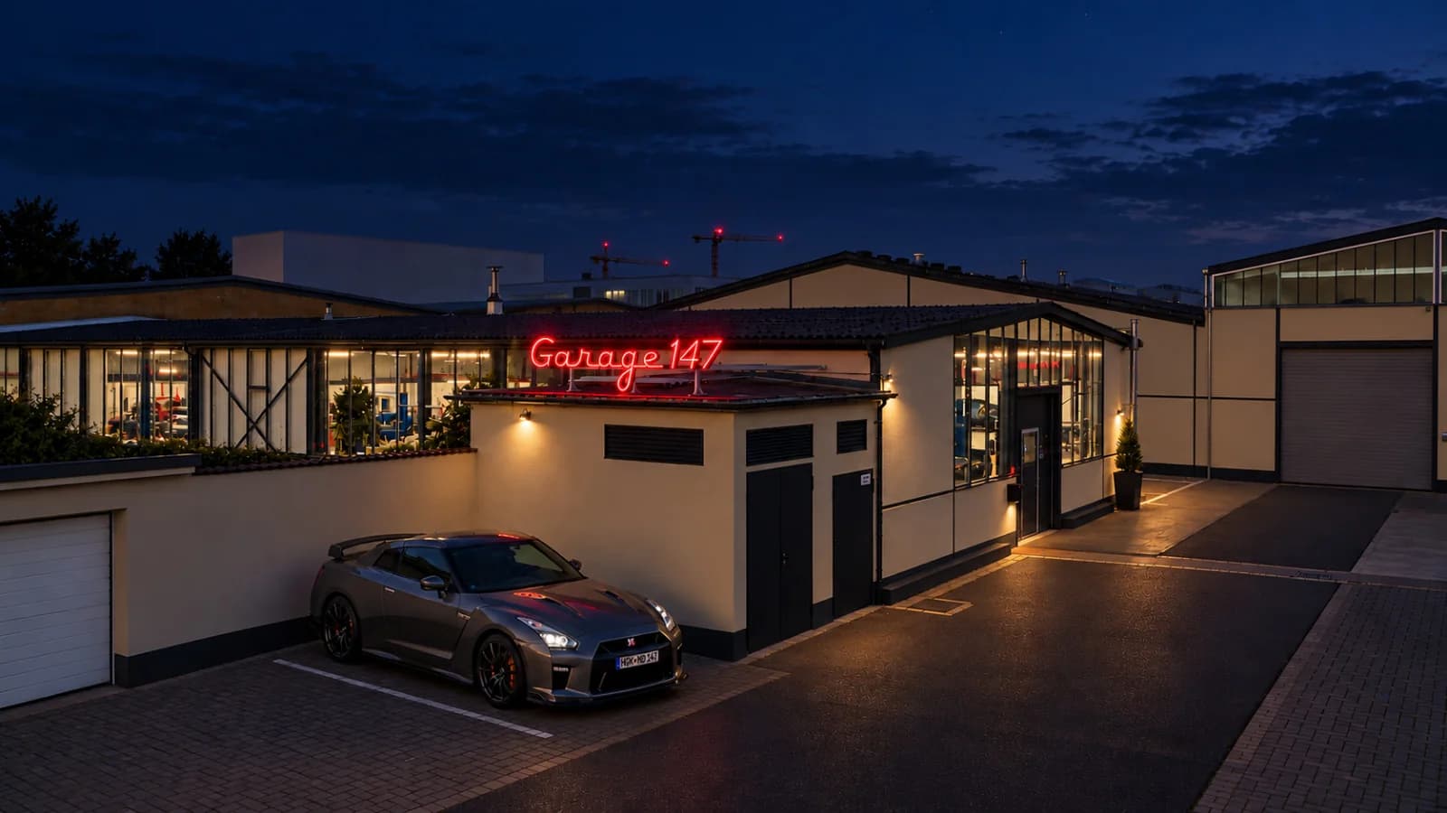 Garage 147 bei Nacht mit Neon-Schrift